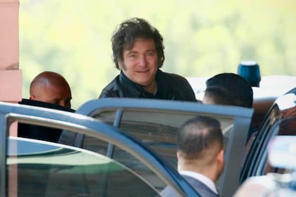 Javier Milei se retira de la Casa Rosada tras la reunión de gabinete