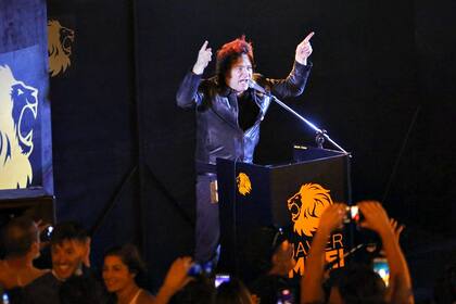 Javier Milei sorteó su primer sueldo como diputado en Playa Grande, en Mar del Plata