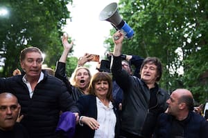 Javier Milei sostiene un altavoz durante un acto de campaña previo a las elecciones legislativas, acompañado por Diego Santilli, la secretaria general de la presidencia, Karina Milei, y Patricia Bullrich (AP Foto/Rodrigo Abd)