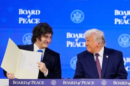Javier Milei y Donald Trump en la firma de constitución del Consejo de Paz en Davos, Suiza