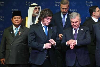 Javier Milei y el presidente de Uzbekistán, Shavkat Mirziyoyev, en la foto de familia del Consejo de la Paz, en Washington.