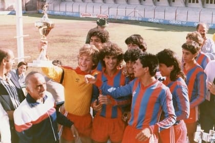 Javier Milei y el trofeo de campeón con la camiseta de San Lorenzo, donde también jugó