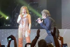 Entre una versión rockera de la mano de Fátima Florez y su presentación en la “cumbre anti-zurda”