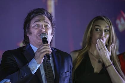 Javier Milei y Fátima Flórez saludan después de ganar la segunda vuelta de las elecciones presidenciales, el 19 de noviembre de 2023