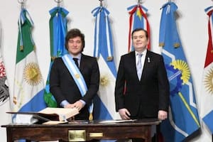 Javier Milei y Gerardo Zamora, durante la firma del Pacto de Mayo