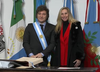 Javier Milei y Karina Milei en la firma del Pacto de Mayo en Tucumán