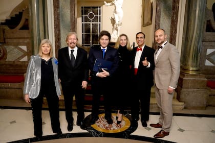 En un evento liberal, Milei recibió un premio y cargó contra la justicia social y el kirchnerismo - Image 1