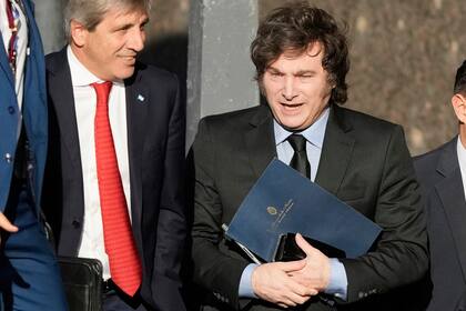 Javier Milei y Luis Caputo ingresan al Ministerio de Economía después de una reunión con el secretario del Tesoro de Estados Unidos, Scott Bessent, en abril