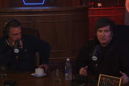 Javier Milei y Manuel Adorni en el streaming Carajo