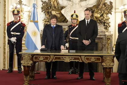 Javier Milei y Manuel Adorni firmaron el decreto que oficializó la inclusión de estos proyectos de ley al temario de las sesiones extraordinarias