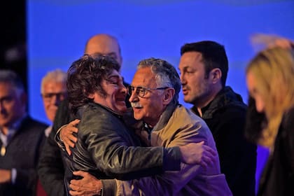 Javier Milei y Mario Lugones en el búnker de La Libertad Avanza.