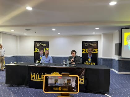 Javier Milei y Martín Menem en una conferencia de prensa en La Rioja