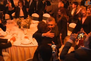 El abrazo Milei-Macri, el sugestivo contraste de Lacalle Pou y el enojo de Melconian durante la cena de la Fundación Libertad