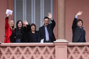Javier Milei y miembros de su gabinete saludan desde el balcón de la Casa Rosada tras una reunión de gabinete