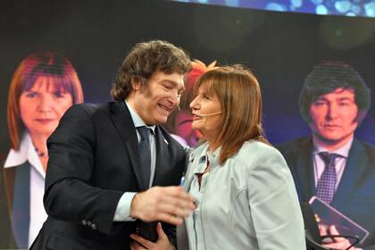 Javier Milei y Patricia Bullrich, a los abrazos en A dos voces