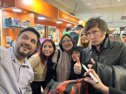 Javier Milei y Ramiro Marra, durante su visita al Shopping de Devoto