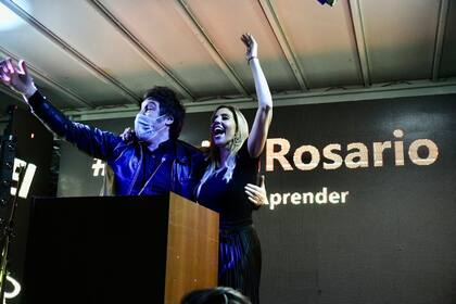 Javier Milei y Romina Diez en Rosario, durante un acto en 2021