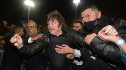 Javier Milei y su chaleco antibalas durante un acto en Mendoza