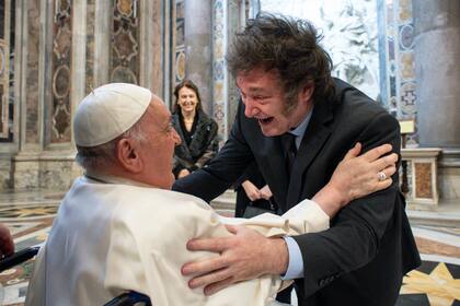 Javier Milei y su encuentro con el Papa, en la Basílica de San Pedro, el 11 de febrero de 2024. (Vatican Media vía AP, Archivo)