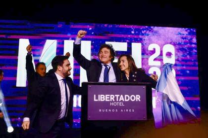 Javier Milei y su equipo celebraron el triunfo en las PASO en el mismo bunker donde hoy esperan los resultados de las elecciones generales