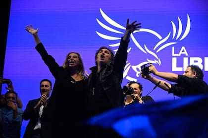 Javier Milei y su hermana Karina en el cierre de campaña libertario en Rosario