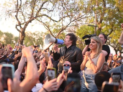 Javier Milei y Virginia Gallardo en Corrientes, urante la campaña