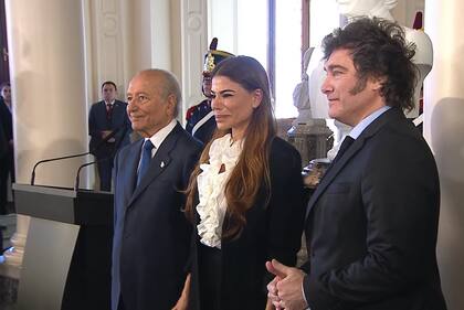 Javier Milei, Zulemita Menem y Eduardo Menem participaron de la ceremonia de colocación del busto del expresidente Carlos Menem en Casa Rosada.