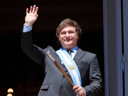 Javier Miliei saluda desde el balcón de la Casa Rosada, luego de la asunción, Buenos Aires 10 de diciembre