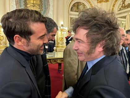 Javier Negre saluda a Milei durante un acto en la Casa Rosada