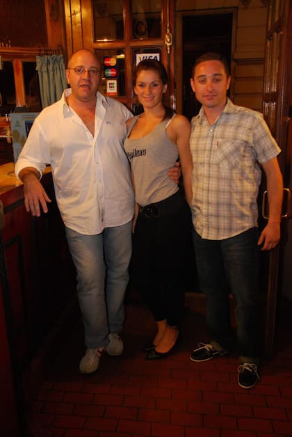 Javier Ortega (izq.), durante la fiesta por el aniversario de Quilmes.