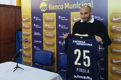 Javier Pinola exhibe su nueva camiseta de Central