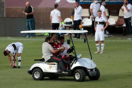 Javier Pinola sale lesionado durante el partido entre River y Platense.