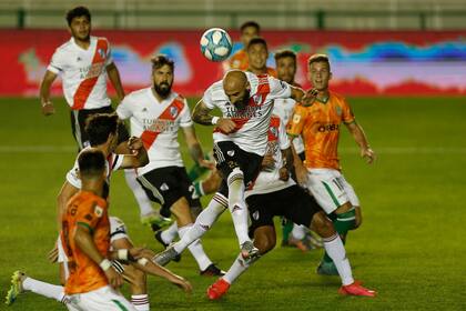 Javier Pinola salió en el entretiempo, toda una sospecha de lo que puede venir.