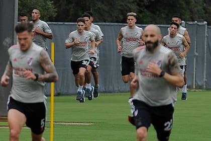 Javier Pinola, siempre uno de los primeros a la hora de entrenar, al frente del pelotón del plantel