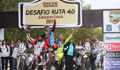 Javier Pizzolito festeja su triunfo en motos