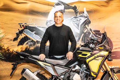 Javier Pizzolito junto a la 800 Rally, protagonista de la jornada.