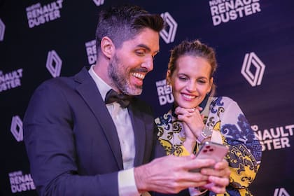 Javier Ponzone junto a Sabrina Garciarena en la alfombra roja. Foto: Renault Argentina