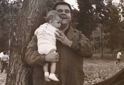 Javier Portales con su hijo a upa: otros tiempos donde la familia estaba unida