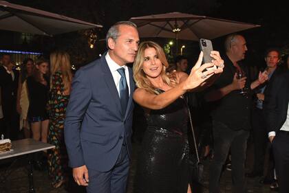 Javier posa para una selfie con Flavia Palmiero, quien para la ocasión lució un vestido de Fabián Zitta.