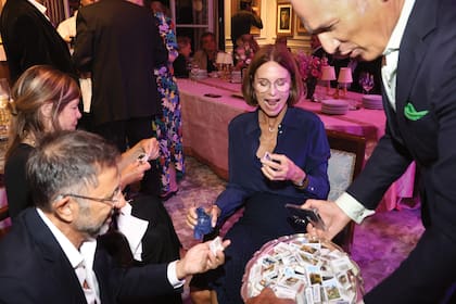 Javier reparte los souvenirs
de sus 59: cajas de fósforos con
fotos de él junto a sus caballos y
animales rescatados