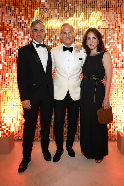 Javier rodeado por Eduardo Mallea y Cecilia Perazzo.