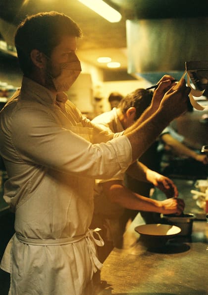Javier Rodríguez en pleno trabajo: suele pasar todos los días por todos sus locales, ponerse el delantal y cocinar