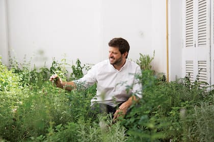 Javier Rodríguez está atento a lo que ofrece su provincia en cuestión de vegetales, carnes y lácteos.