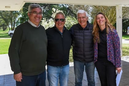 Javier Rodríguez, ministro de Desarrollo Agrario de la provincia de Buenos Aires; Alfredo Pereyra, presidente de la Federación Nacional de la Papa, junto a directivos de la Chacra experimental de Miramar