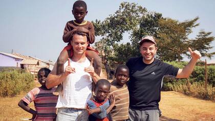 Javier Roig (derecha) junto a su socio, Danny Collins (izquierda), fundaron Project Latitude, una ONG para ayudar a comunidades latinoamericanas