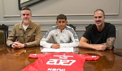 Javier Ruiz, el día de la firma de su contrato con Independiente hasta 2027 (luego lo extendería dos años más); lo flanquean dos dirigentes, el tesorero Christian Urreli y el secretario general Daniel Seoane