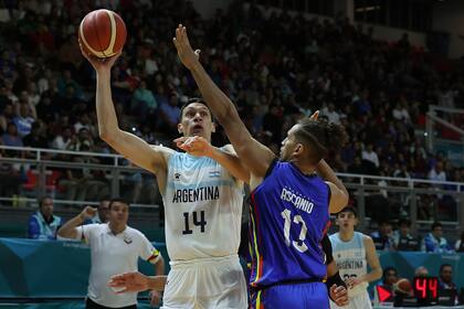 Javier Saiz maniobra ante un rival venezolano en la final del básquetbol por el oro