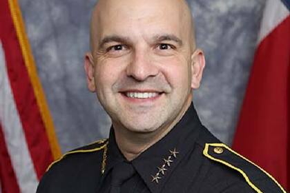 Javier Salazar, el sheriff del condado de Bexar, recomendó que el fiscal de distrito presente cargos penales tras haber completado su investigación sobre el traslado de migrantes
