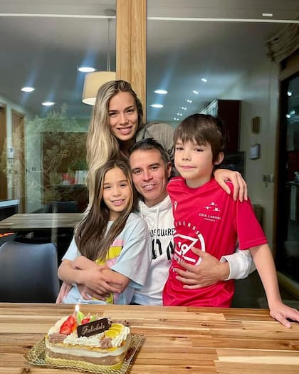 Javier Saviola con su esposa Romanela Amato y sus dos hijos Julieta y Fabricio