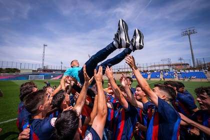 Javier Saviola en un festejo de Barcelona Juvenil A, con sus jugadores reconociéndolo